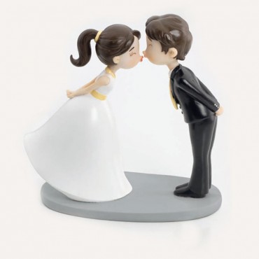 Novios besándose para tarta